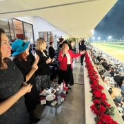 İklil Ulueren yarışları izlerken